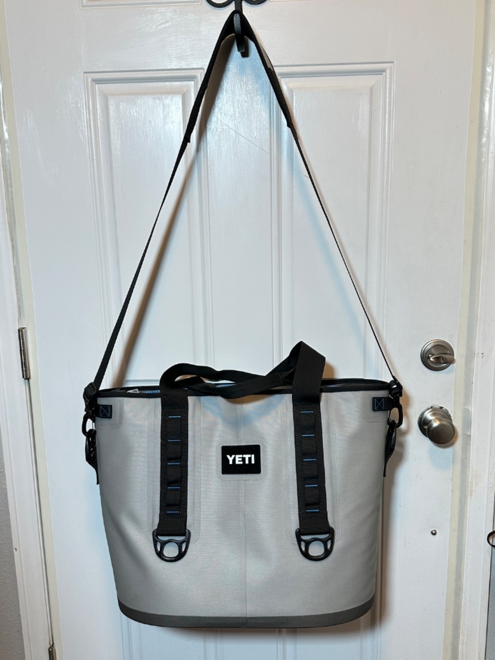 YETI® HOPPER 30 SHOULDER CARRY SOFT COOLER - Picture 3 of 14